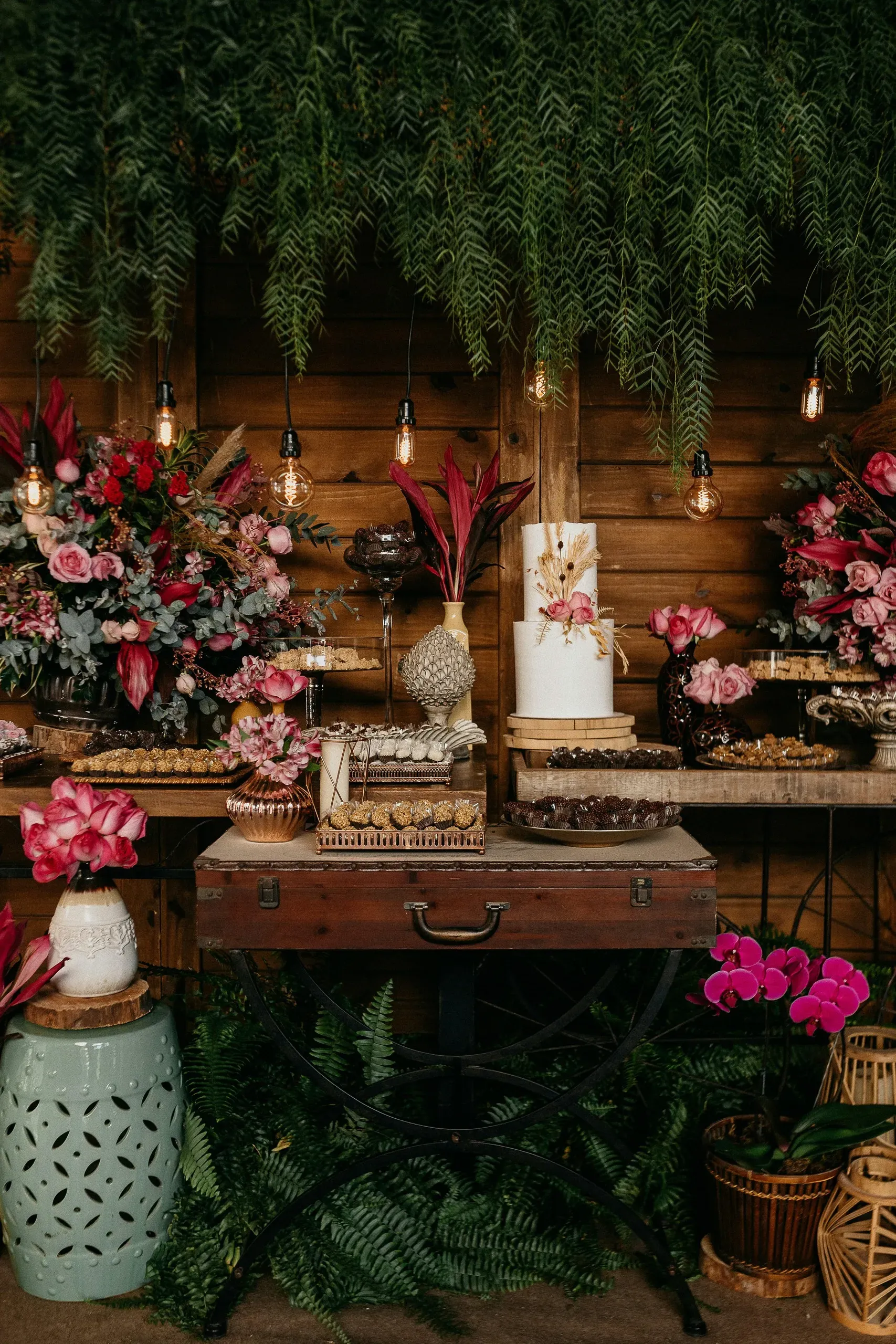 Décoration florale raffinée et gâteau pour une réception de commémoration.